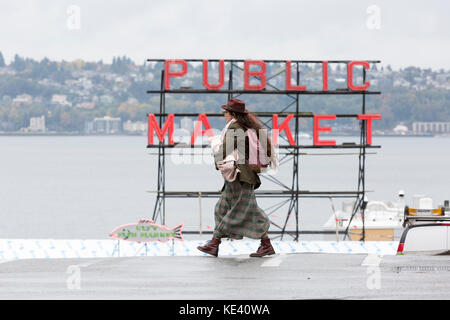 Seattle, USA. 18 Okt, 2017 Seattle, Washington: Frau durchquert der Pine Street als der erste Sturm der Saison Wimpern Seattle mit starkem Wind und Regen. Der nationale Wetterdienst hat eine hohe wind Warnung in Wirkung und Starkregen Beratung durch das Wochenende für die meisten westlichen Washington. Credit: Paul Christian Gordon/alamy leben Nachrichten Stockfoto