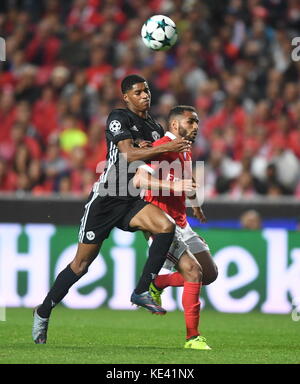 Lissabon. Oktober 2017. Marcus Rashford (L) von Manchester United streitet am 18. Oktober 2017 im Luz-Stadion in Lissabon mit Douglas dos Santos in der dritten Runde der Gruppe A der UEFA Champions League 2017-18 zwischen Benfica und Manchester United. Benfica verlor 0:1. Quelle: Zhang Liyun/Xinhua/Alamy Live News Stockfoto