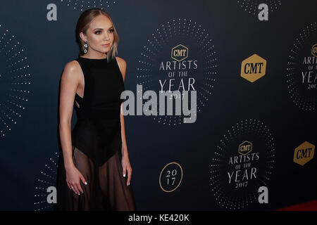 Nashville, Tenessee, USA. 18 Okt, 2017. NASHVILLE, TN - Danielle Bradbery kommt auf dem roten Teppich auf der CMT 2017 Künstler des Jahres am Schermerhorn Symphony Center in Nashville, TN. Credit: Foto Access/Alamy leben Nachrichten Stockfoto