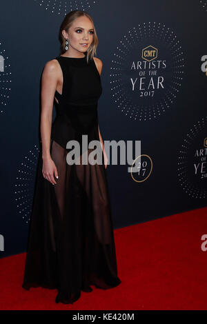 Nashville, Tenessee, USA. 18 Okt, 2017. NASHVILLE, TN - Danielle Bradbery kommt auf dem roten Teppich auf der CMT 2017 Künstler des Jahres am Schermerhorn Symphony Center in Nashville, TN. Credit: Foto Access/Alamy leben Nachrichten Stockfoto