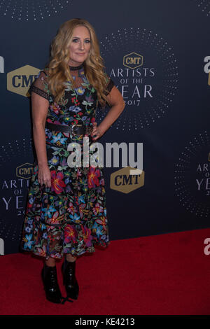 Nashville, Tenessee, USA. 18 Okt, 2017. NASHVILLE, TN - Lee Ann Womack kommt auf dem roten Teppich auf der CMT 2017 Künstler des Jahres am Schermerhorn Symphony Center in Nashville, TN. Credit: Foto Access/Alamy leben Nachrichten Stockfoto