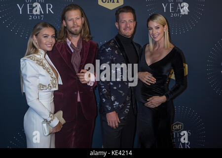 Nashville, Tenessee, USA. 18 Okt, 2017. NASHVILLE, TN - Brian Kelley und Tyler Hubbard von Florida Georgia Line zusammen mit Frauen Brittney Marie Cole und Hayley Stommel ankommen auf dem roten Teppich auf der CMT 2017 Künstler des Jahres am Schermerhorn Symphony Center in Nashville, TN. Credit: Foto Access/Alamy leben Nachrichten Stockfoto