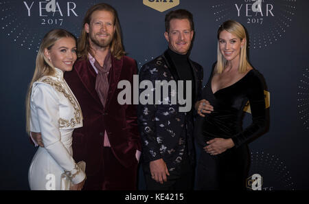 Nashville, Tenessee, USA. 18 Okt, 2017. NASHVILLE, TN - Brian Kelley und Tyler Hubbard von Florida Georgia Line zusammen mit Frauen Brittney Marie Cole und Hayley Stommel ankommen auf dem roten Teppich auf der CMT 2017 Künstler des Jahres am Schermerhorn Symphony Center in Nashville, TN. Credit: Foto Access/Alamy leben Nachrichten Stockfoto