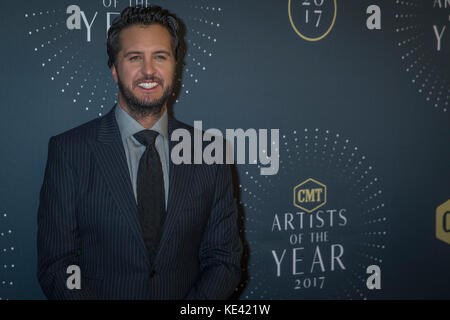 Nashville, Tenessee, USA. 18 Okt, 2017. NASHVILLE, TN-Luke Bryan kommt auf dem roten Teppich auf der CMT 2017 Künstler des Jahres am Schermerhorn Symphony Center in Nashville, TN. Credit: Foto Access/Alamy leben Nachrichten Stockfoto