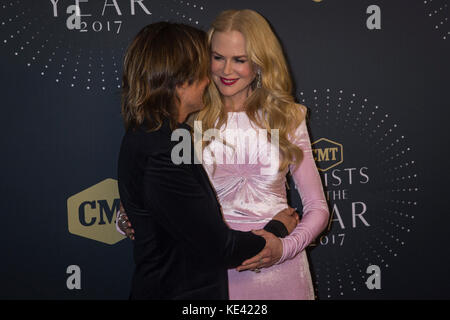 Nashville, Tenessee, USA. 18 Okt, 2017. NASHVILLE, TN - Nicole Kidman und Keith Urban ankommen auf dem roten Teppich auf der CMT 2017 Künstler des Jahres am Schermerhorn Symphony Center in Nashville, TN. Credit: Foto Access/Alamy leben Nachrichten Stockfoto