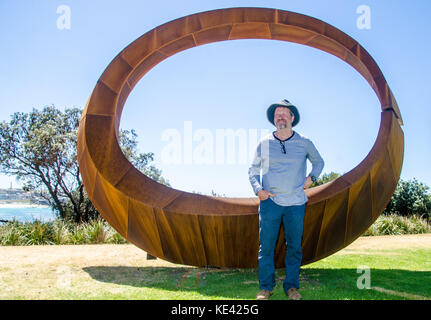 Sydney, Australien - 19. Oktober 2017: Die 21 Skulpturen am Meer, bondi Ausstellung mit Kunstwerken Skulpturen entlang der Küste Spaziergang zwischen Bondi und Nähe: Tamarama. Die Ausstellung ist vom 19. Oktober bis 5. November 2017. Im Bild ist David Ball mit seinem Kunstwerk 'Orb' posieren. Credit: mjmediabox/alamy leben Nachrichten Stockfoto