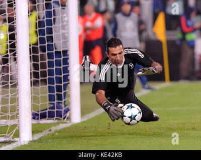 Turin, Italien. 18. Oktober 2017 in Turin - Allianz Stadium Soccer Match Juventus F.C. gegen Sporting Lisboa im Bild: Gianluigi Buffon Credit: Cronos/Alamy Live News Stockfoto