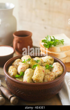 Kohlrouladen mit saurer Sahne, Brot und Wein serviert. Traditionelle moldawische oder rumänischen sarmale Teller, traditionellen Russischen oder Ukrainischen golubtsy. selec Stockfoto