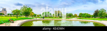 Der Jardin Tuileries (Tuileries Garden) und die schöne Architektur des Louvre sind im Hintergrund zu sehen. Paris, Frankreich Stockfoto