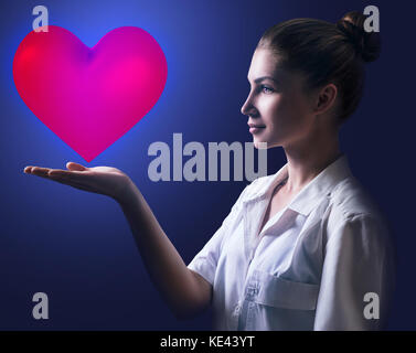 Kardiologe Frau Doktor halten Große rote Herzen. Stockfoto