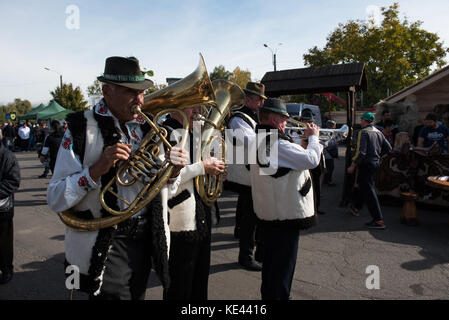 CLUJ NAPOCA, RUMÄNIEN - 15. OKTOBER 2017: Eine traditionelle Blasband, die während der Herbstmesse rumänische Volksmusik auf Bläsern aufführt Stockfoto