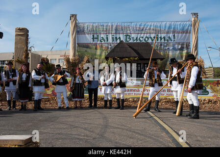 Cluj Napoca, Rumänien - Oktober 15, 2017: Ein traditioneller Folk Band der rumänischen Volksmusik auf alphörner während der herbstmesse Stockfoto