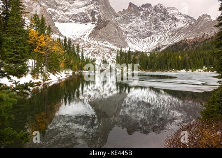 Untere tombstone See Panoramablick Querformat auf Kananaskis Country Wanderweg. Alberta Ausläufer in der Nähe von Banff Nationalpark in den Kanadischen Rocky Mountains Stockfoto