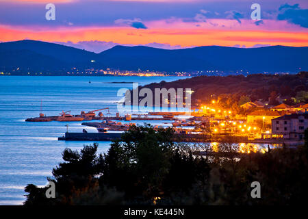 Adria Stadt pakostane Abend, Archipel von Dalmatien, Kroatien Stockfoto