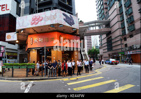 Sheung Wan hat viele traditionelle getrockneten Fisch und Meeresfrüchte Produkte in Geschäften oder von Anbietern auf der Straße verkauft. Stockfoto