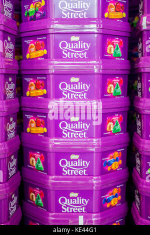 Dosen Quality Street Pralinen selbst dem Regal in einem britischen Supermarkt gestapelt Stockfoto