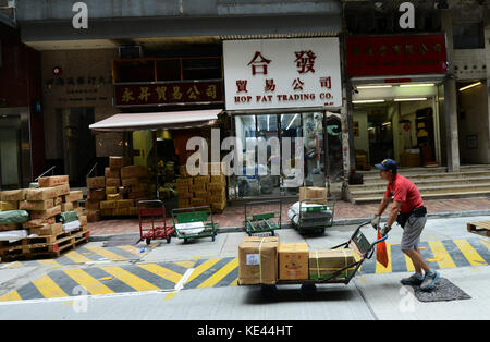 Sheung Wan hat viele traditionelle getrockneten Fisch und Meeresfrüchte Produkte in Geschäften oder von Anbietern auf der Straße verkauft. Stockfoto