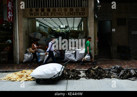 Sheung Wan hat viele traditionelle getrockneten Fisch und Meeresfrüchte Produkte in Geschäften oder von Anbietern auf der Straße verkauft. Stockfoto