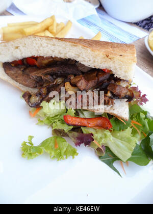 Türkisches Restaurant/snack von Hot beef Sandwich (sıcak sığır sandviçi) mit Chips/Pommes, Icmeler, TurkeyHot Rindfleisch, gekochtes Rindfleisch, Stockfoto