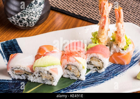 Köstliche frische Sushi Rollen auf einer Platte in einem japanischen Restaurant Stockfoto