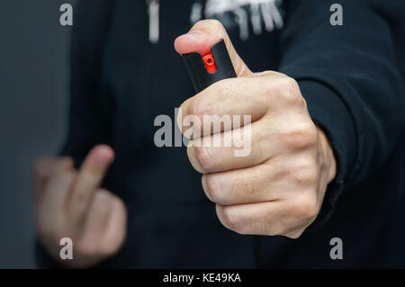 Hand mit Flasche Pfefferspray. Konzept der Selbstverteidigung. Schutz vor Kriminellen Stockfoto