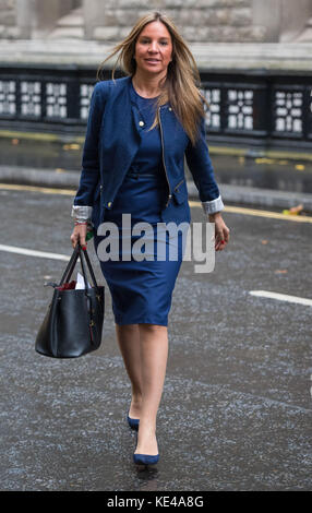 Die französische Finanzexpertin Nathalie Dauriac-Stoebe trifft am High Court in London ein, wo sie Beweise vorlegen soll. Stockfoto