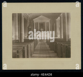 Blick auf den Altar der alten Kathedrale vom Mittelgang Stockfoto