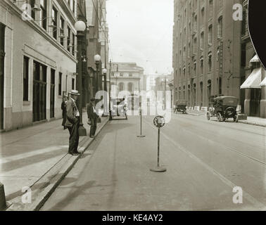 Zwei Männer warten auf eine Straßenbahn auf der Locust Street Blick nach Westen auf der 13th Street Stockfoto