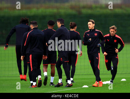 Mesut Ozil von Arsenal (rechts) während des Trainings in London Colney, London. Stockfoto