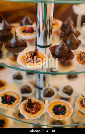 Blick auf die Pralinen auf der Hochzeit Dessert stehen. Stockfoto