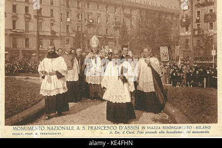 Dieses Bild aus dem Jahr 1926 zeigt die Einweihung der Statue San Francesco auf der Mailänder Piazza Risorgimento. Die Statue erinnert an San Francesco und seine kulturelle und religiöse Bedeutung in Italien. Stockfoto