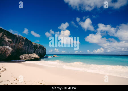 Die schöne Bucht von unten auf der karibischen Insel Barbados. Stockfoto