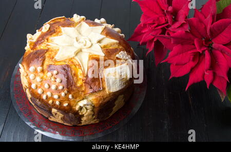 Hausgemachte serbische slava Brot und Weihnachtsbaum Stockfoto