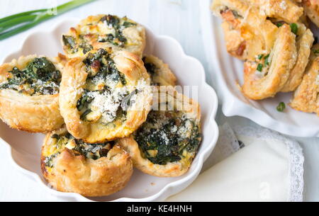 Hausgemachte spinatkuchen Stücke auf einer Platte Stockfoto