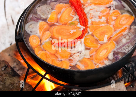 Chorba Suppe kochen im Kessel auf Feuer Stockfoto