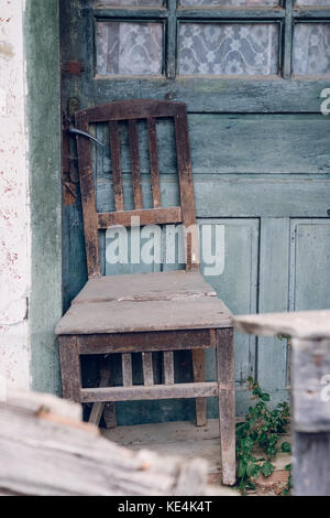 Alten Stuhl vor einem alten Haus. Stockfoto