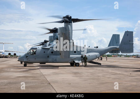 Bell Boeing V-22 Osprey, Rotoren laufen tanken an einem Flughafen, United States marines Corp. Stockfoto