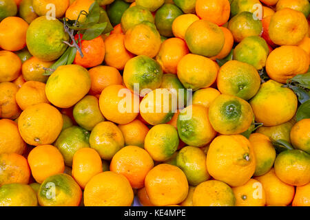 Natürliche tangerine Obst auf einem lokalen Markt angehäuft. Stockfoto