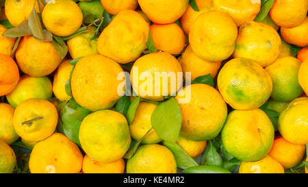 Natürliche tangerine Obst auf einem lokalen Markt angehäuft. Stockfoto