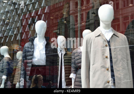 Gesichtslosen Puppen in einem fashion shop Fenster. Stockfoto