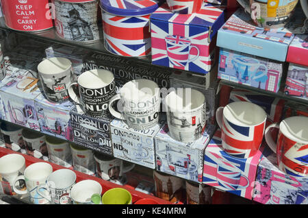 Britische andenken Becher in einem Schaufenster Anzeige, London, UK. Stockfoto