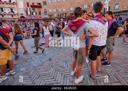 Siena - Italien - AUGUST 2017: Jungs besuchen einen der Trockenläufe vor dem morgigen Palio am 15. August 2017 in Siena, Italien. Stockfoto