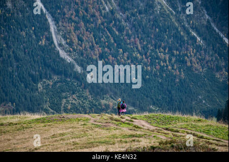 Wanderer auf dem Weg vom Fellhorn nach Soellereck, im Kleinwalsertal/Vorarlberg. Stockfoto