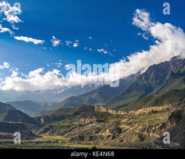 Nilgiri und tilicho himal Blick auf die Art und Weise, in Mustang nach jomsom Stockfoto