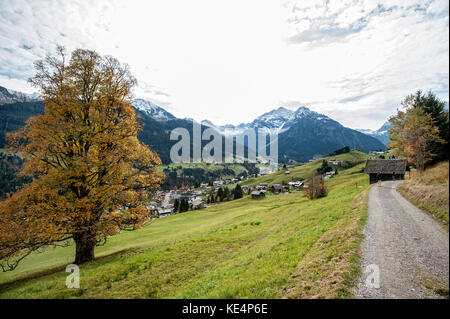 Blick auf das Kleinwalsertal/Voralberg vom Hoehenweg bei Hirschegg, Österreich. Stockfoto