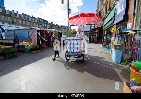 London, England, Großbritannien. Whitechapel Road - Marktstände und Stop Me and Buy ein Eisverkäufer Stockfoto