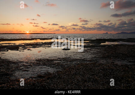 Sonnenuntergang auf Formentera Küste, Blick auf Es Vedrá und Ibiza Inseln (Balearen, Spanien) Stockfoto