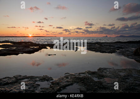 Sonnenuntergang auf Formentera Küste, Blick auf Es Vedrá und Ibiza Inseln (Balearen, Spanien) Stockfoto