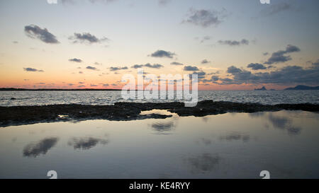 Sonnenuntergang auf Formentera Küste, Blick auf Es Vedrá und Ibiza Inseln (Balearen, Spanien) Stockfoto