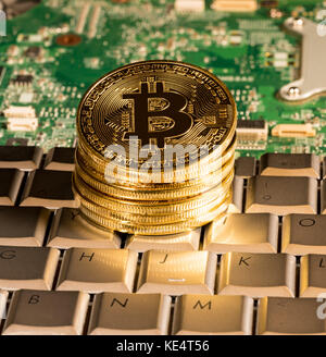 Bitcoin auf einer Tastatur mit Leiterplatte Stockfoto
